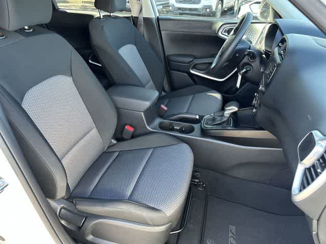 Used 2025 Kia Soul LX w/ LX Technology Package FWD image 17
