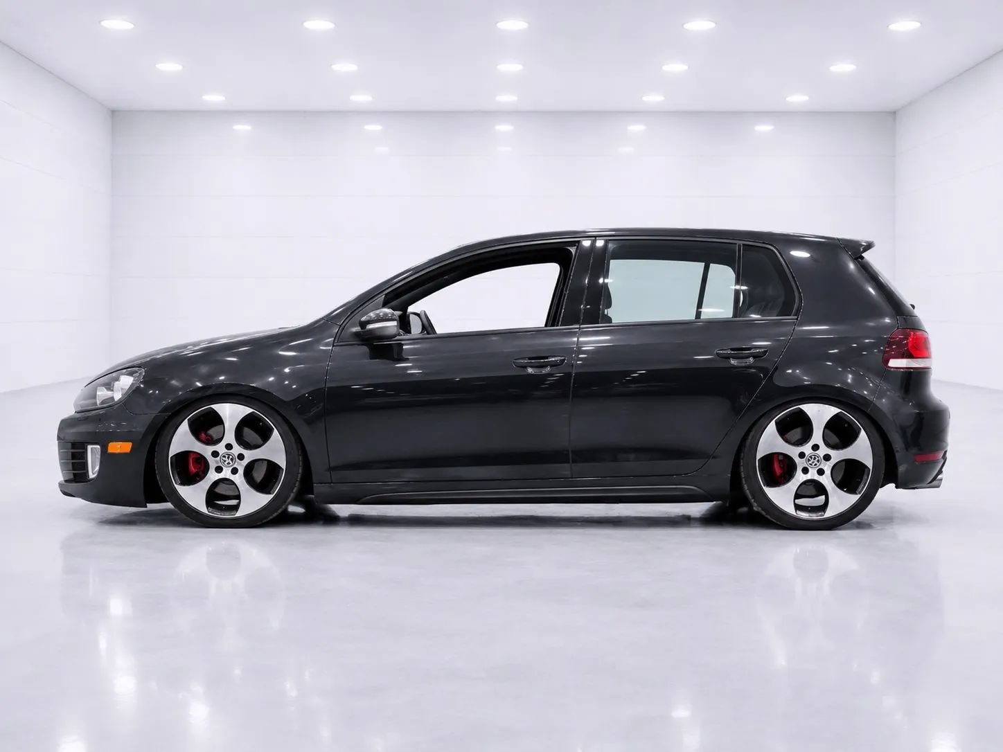 Used 2011 Volkswagen Golf 4-Door FWD image 2