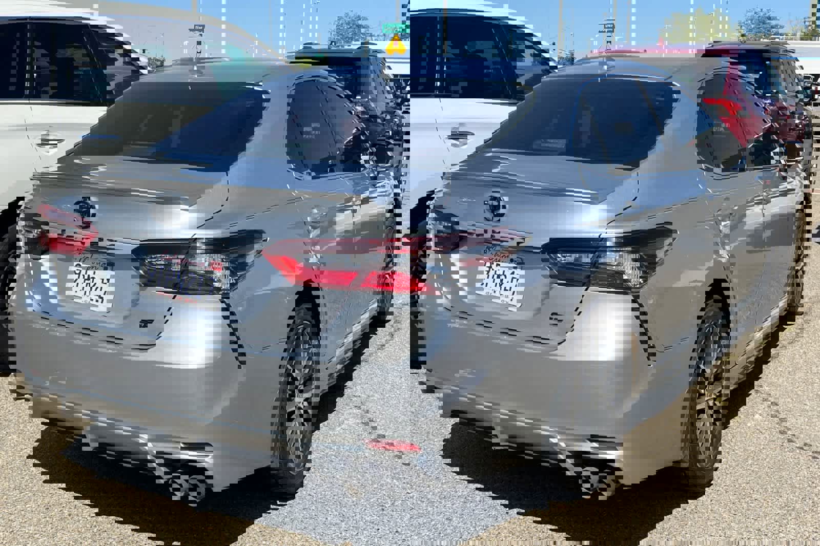 Used 2021 Toyota Camry SE w/ Convenience Package image 4