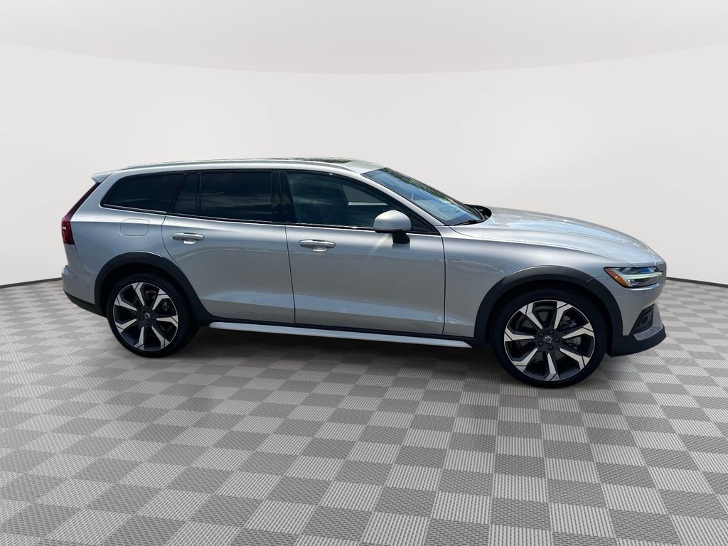 Certified 2024 Volvo V60 B5 Cross Country Ultimate AWD/4WD image 3