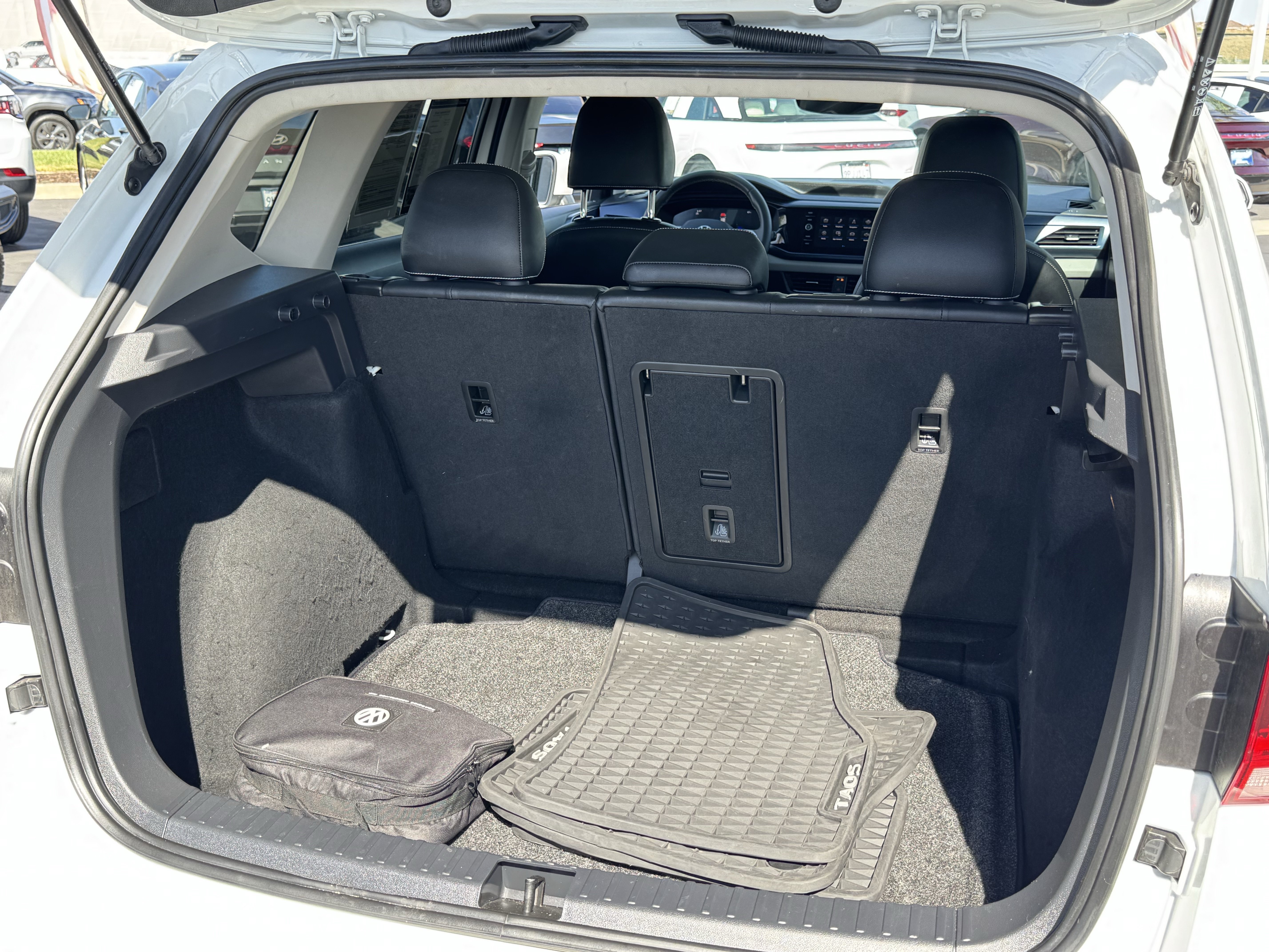 Used 2023 Volkswagen Taos SE w/ Panoramic Sunroof Package FWD image 35