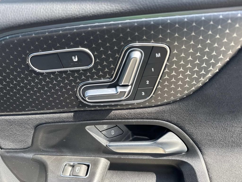 Used 2025 Mercedes-Benz GLB 250 image 15