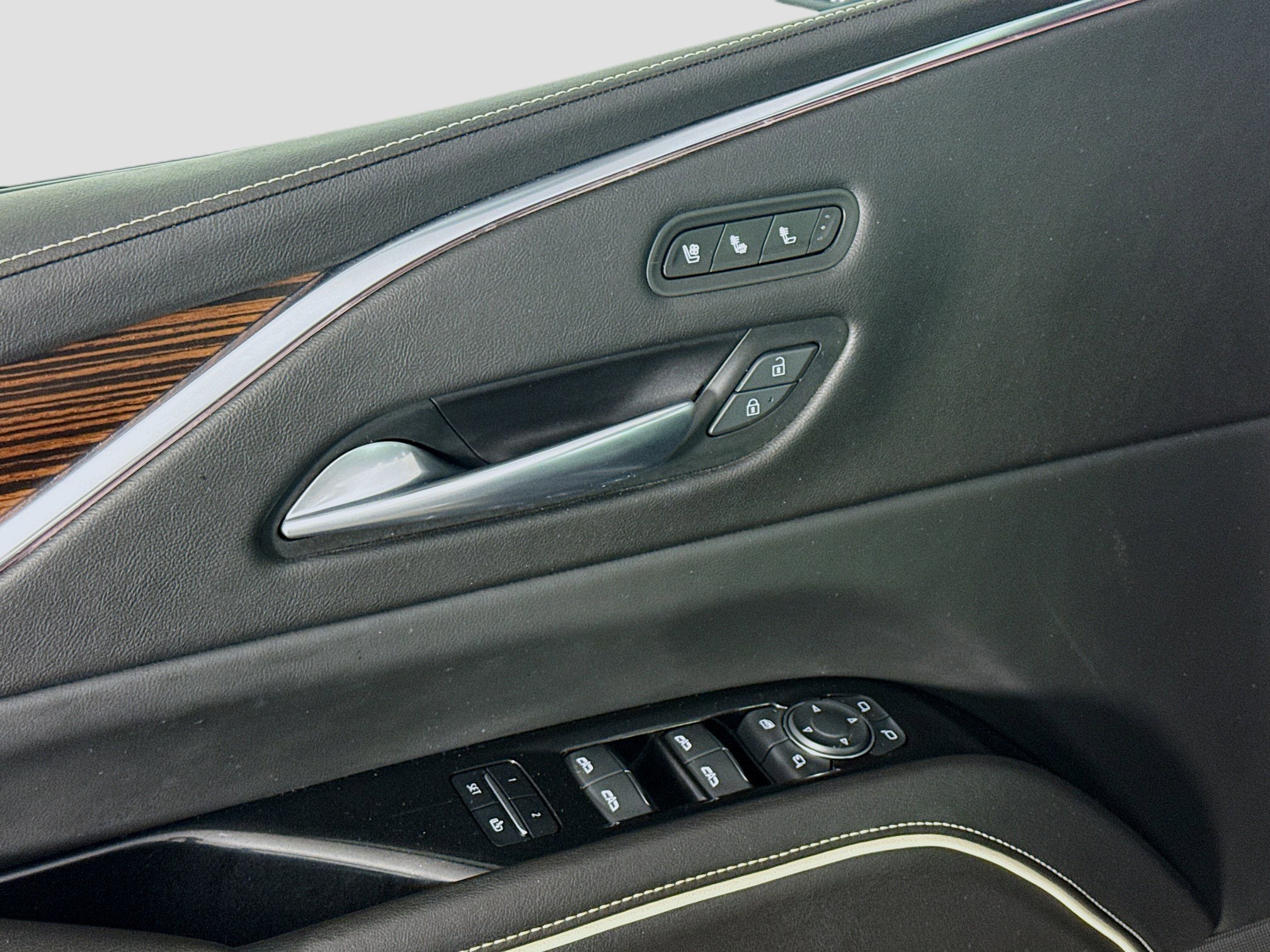 Used 2021 Cadillac Escalade Premium Luxury image 24