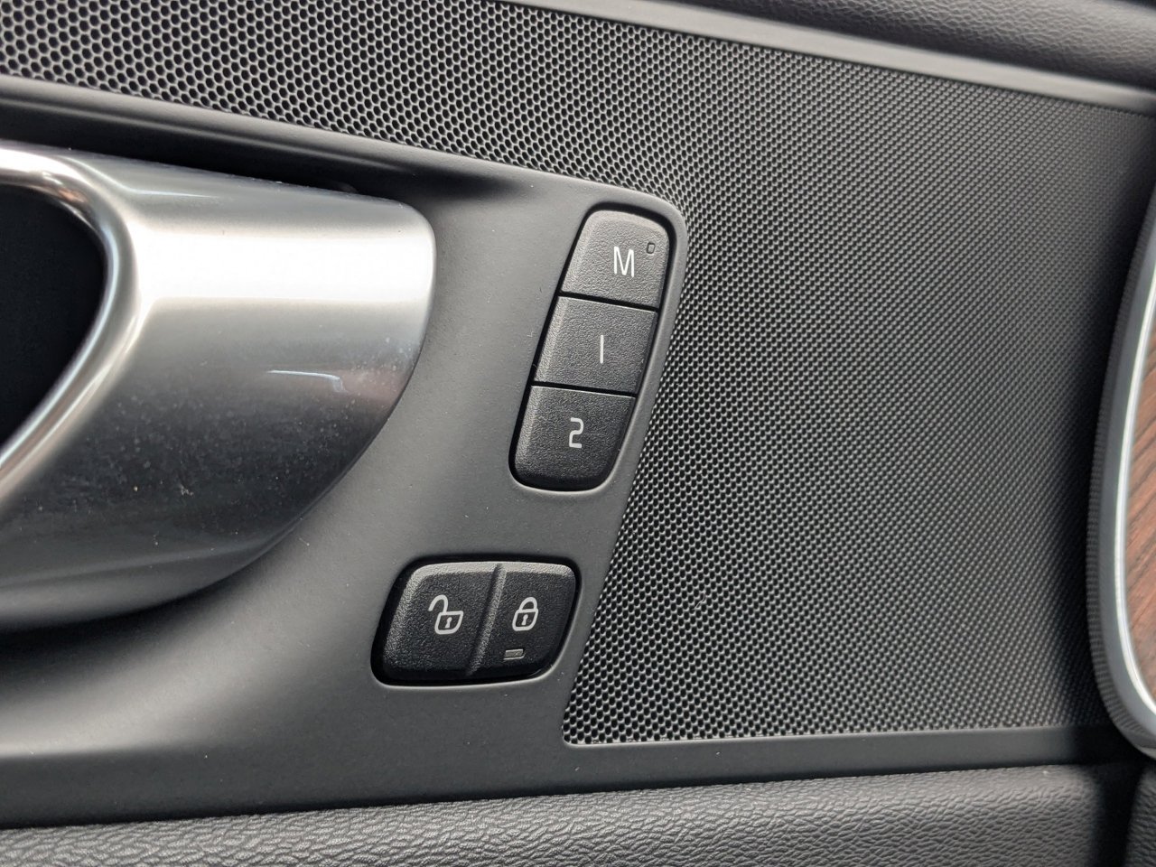 Used 2024 Volvo XC60 B5 Plus image 30