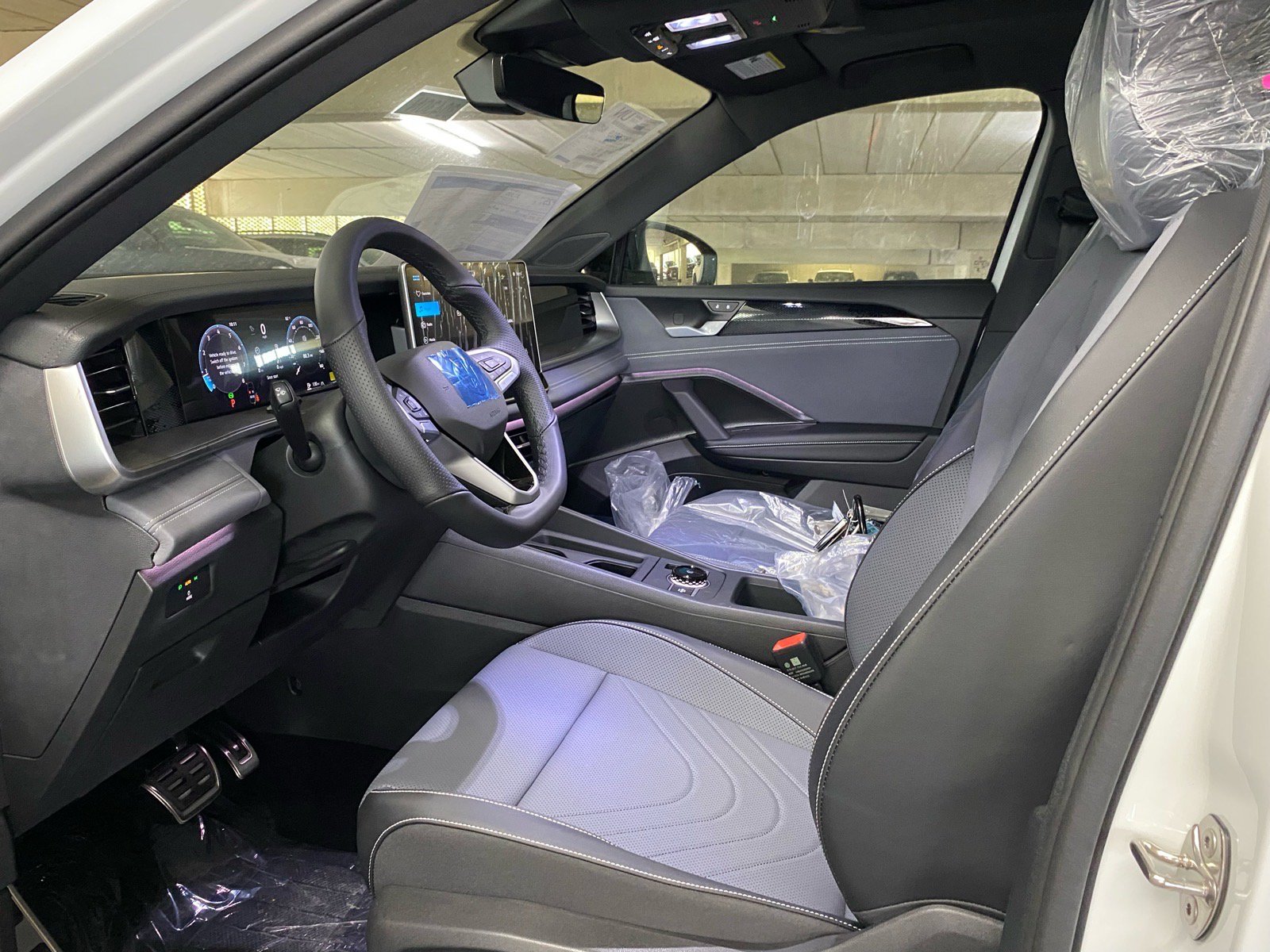 New 2026 Volkswagen Tiguan SE R-Line AWD/4WD image 9