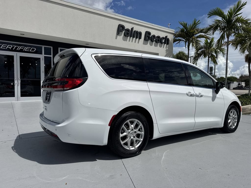 Used 2024 Chrysler Pacifica Touring-L FWD image 24