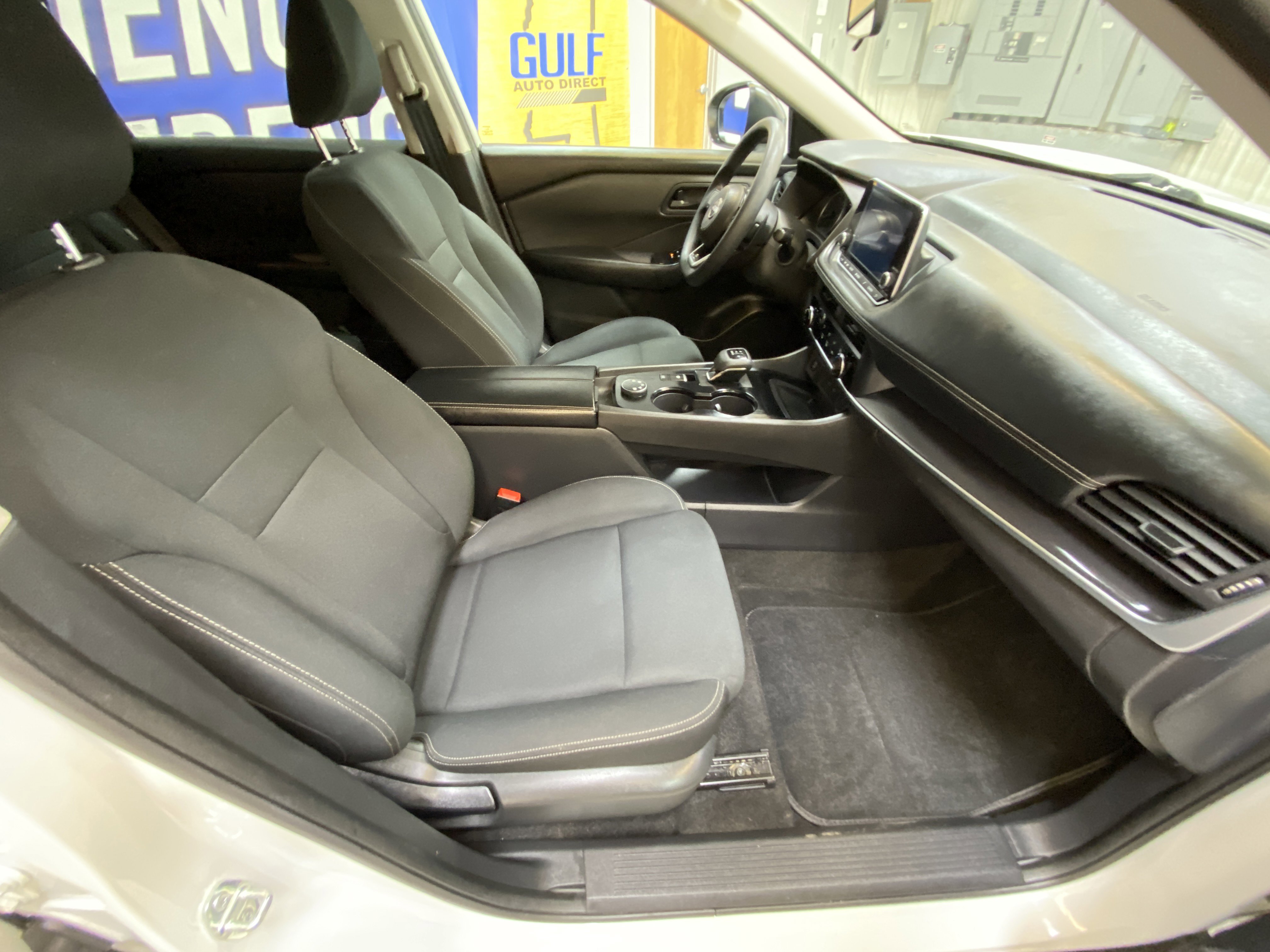 Used 2024 Nissan Rogue S image 25