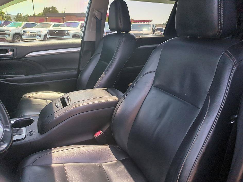Used 2019 Toyota Highlander XLE FWD image 13