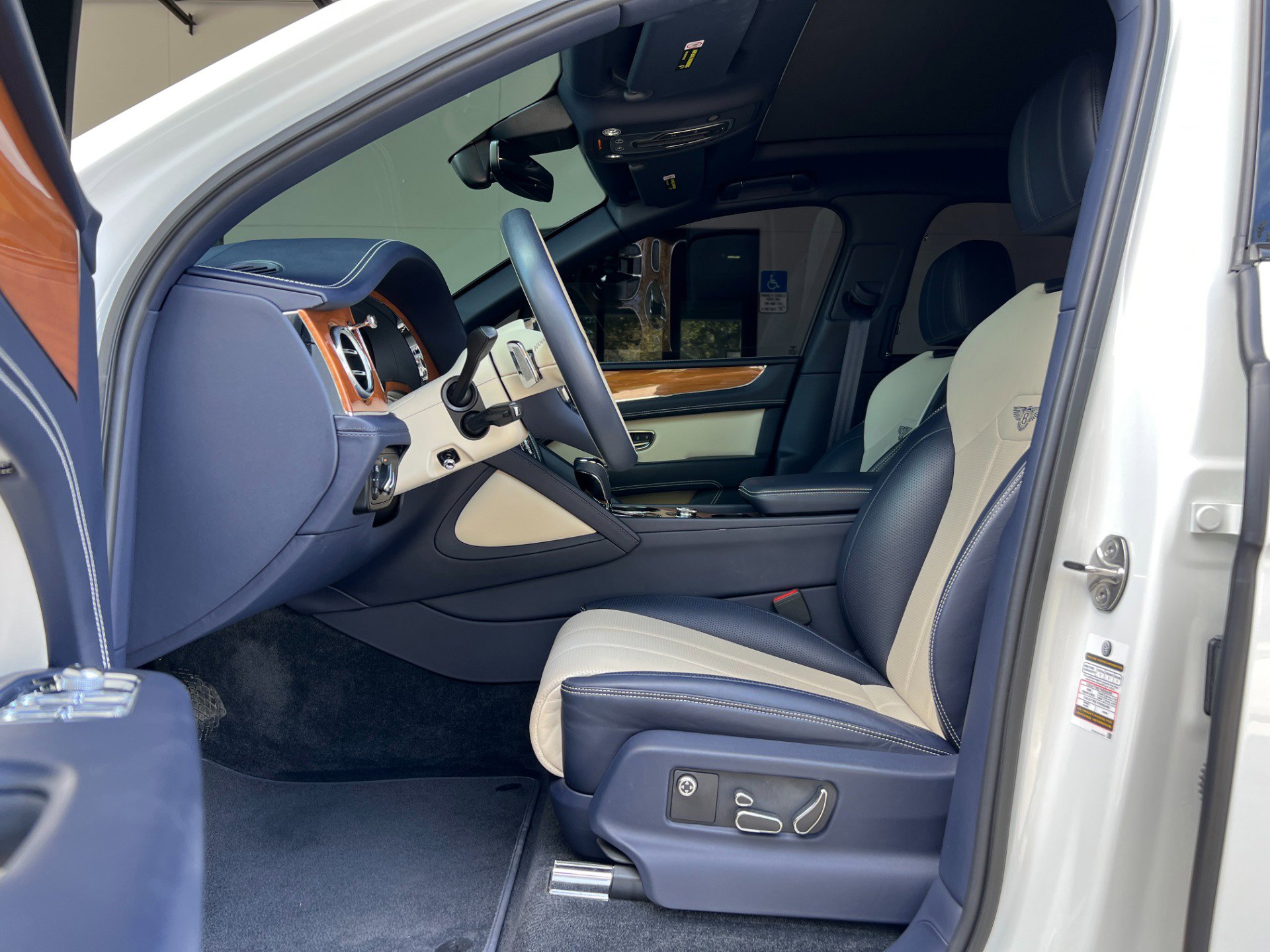 Used 2021 Bentley Bentayga image 19