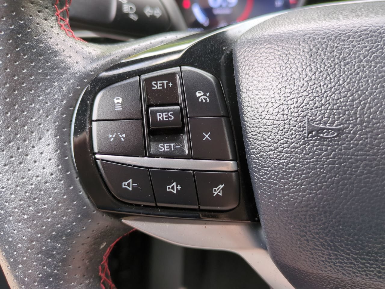 Used 2025 Ford Explorer ST-Line w/ ST-Line Street Pack AWD/4WD image 24