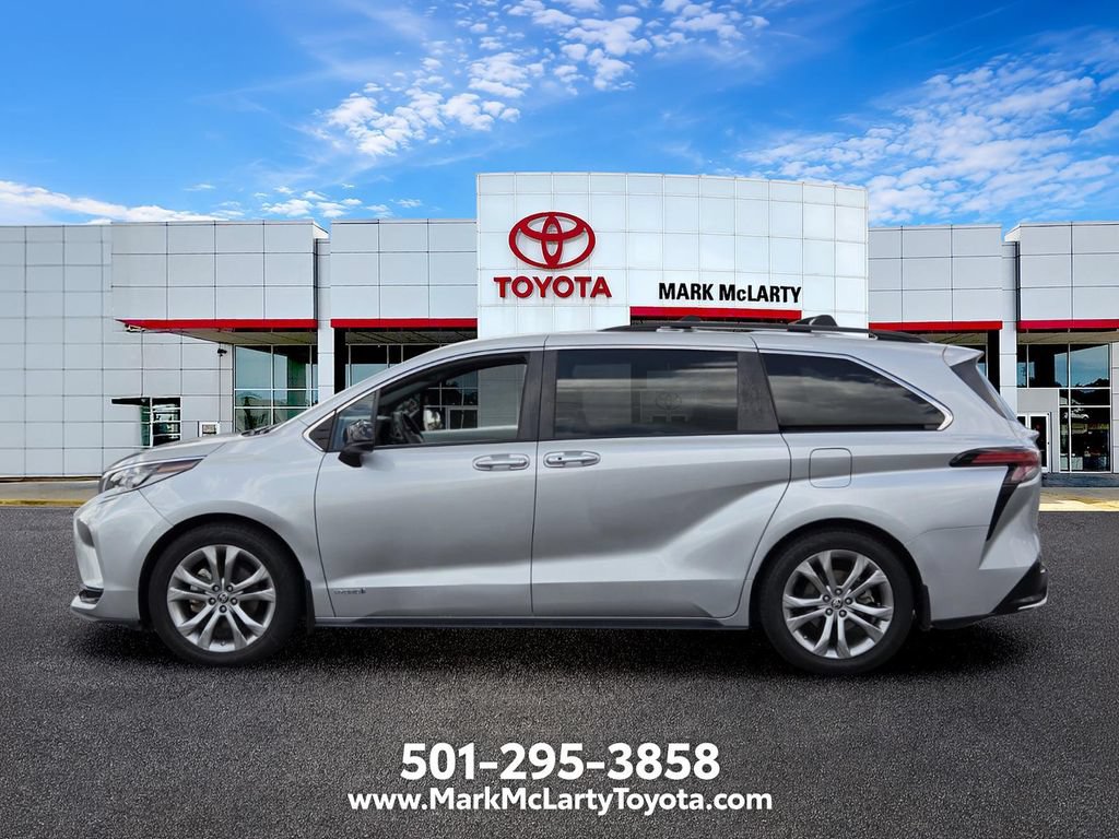 Used 2021 Toyota Sienna XSE w/ XSE Plus Package FWD image 2