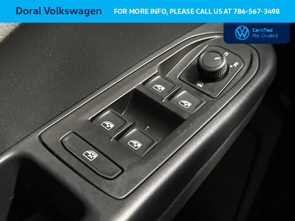 Certified 2024 Volkswagen Taos SE FWD image 17