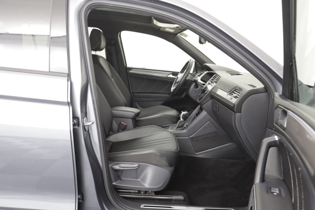 Certified 2023 Volkswagen Tiguan SE R-Line FWD image 18