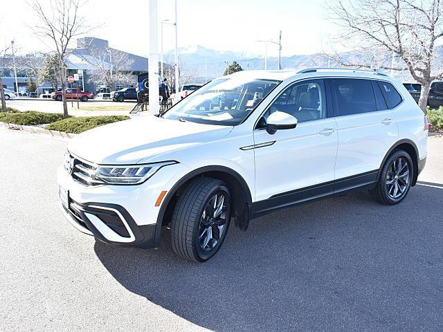 Used 2023 Volkswagen Tiguan SE w/ Panoramic Sunroof Package image 3