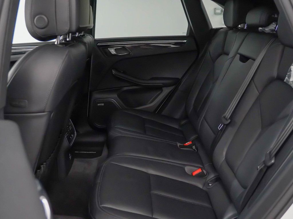 Certified 2025 Porsche Macan image 18