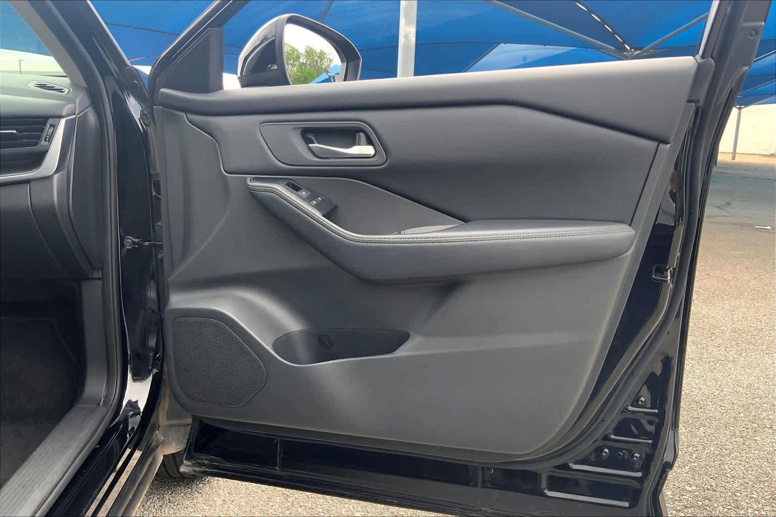 Used 2025 Nissan Rogue SV FWD image 23