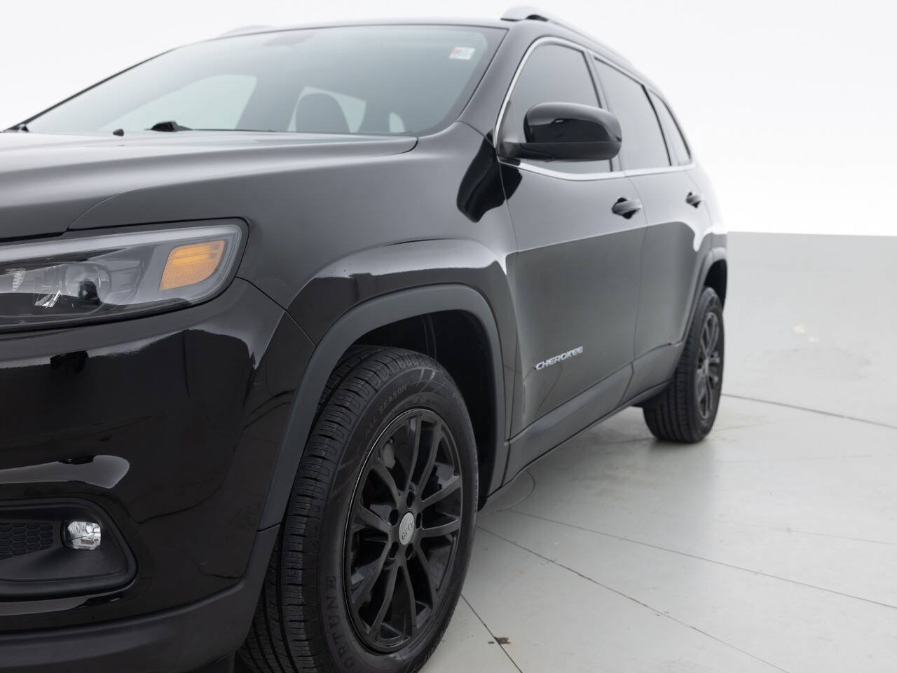 Used 2019 Jeep Cherokee Latitude Plus w/ Cold Weather Group FWD image 12