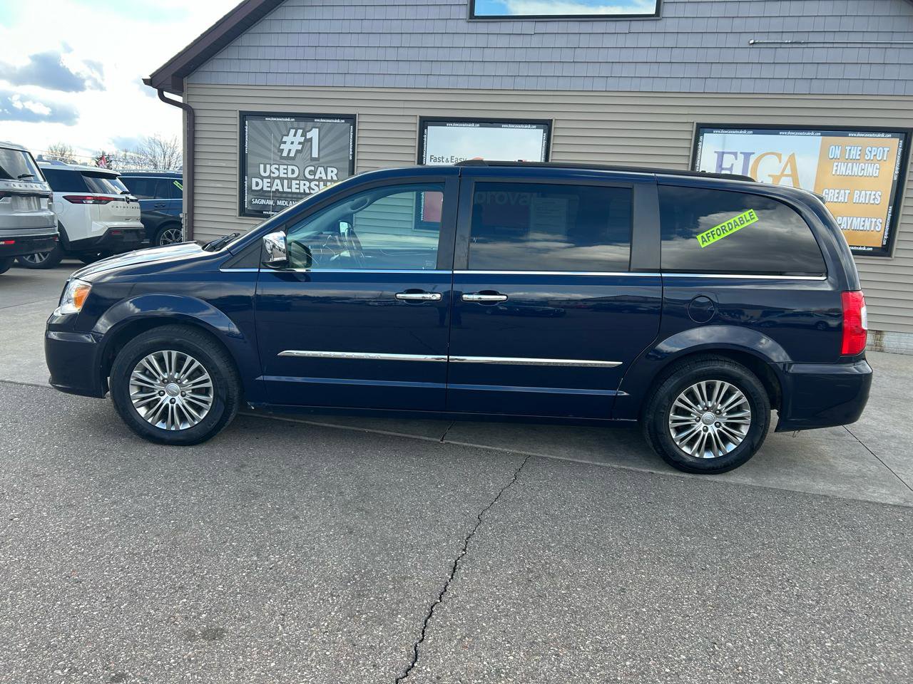 Used 2015 Chrysler Town & Country Touring-L w/ Driver Convenience Group image 8