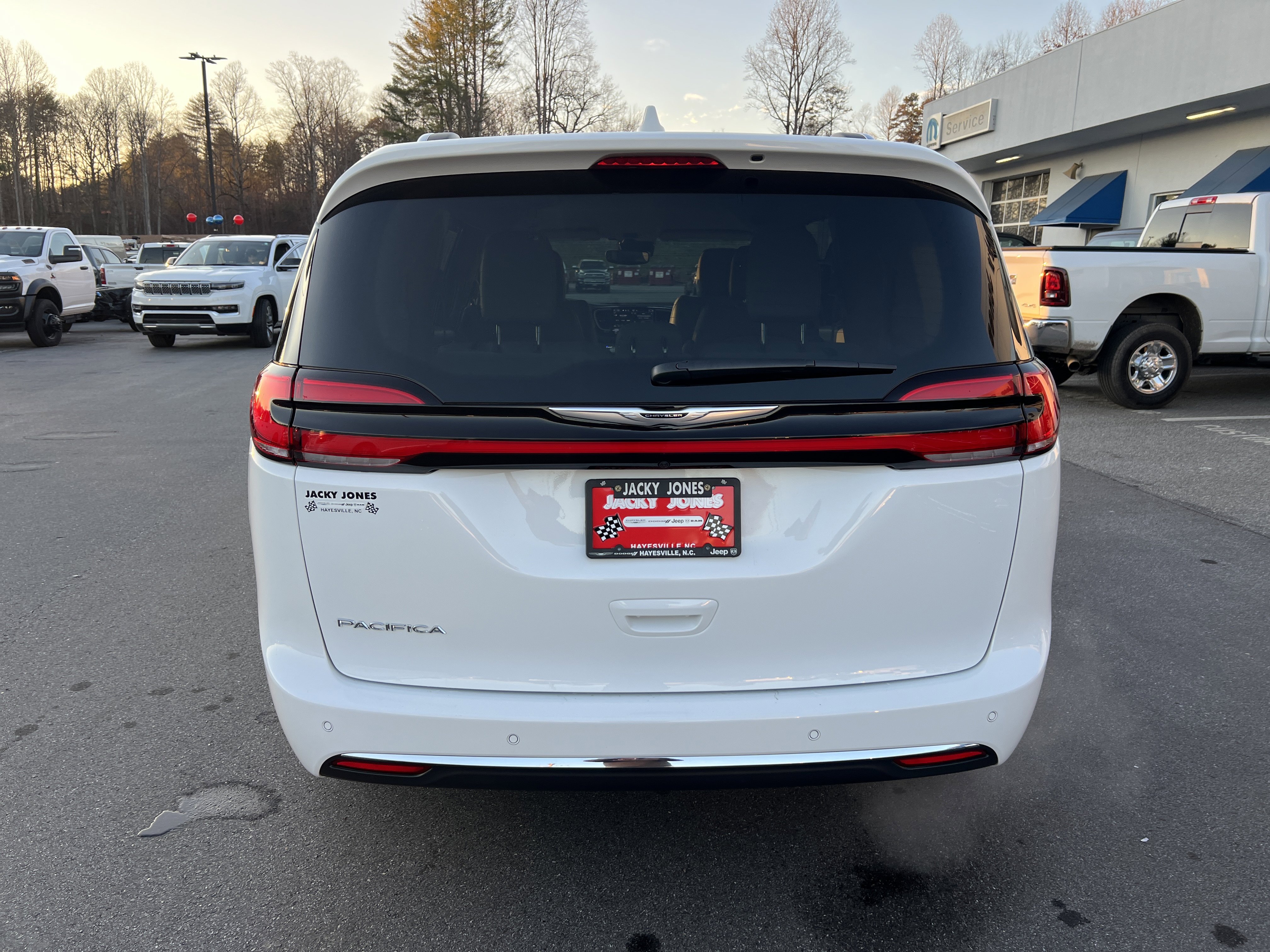 Used 2021 Chrysler Pacifica Touring-L image 2