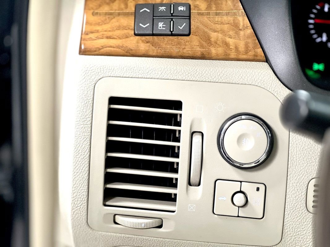 Used 2011 Cadillac DTS Platinum image 28