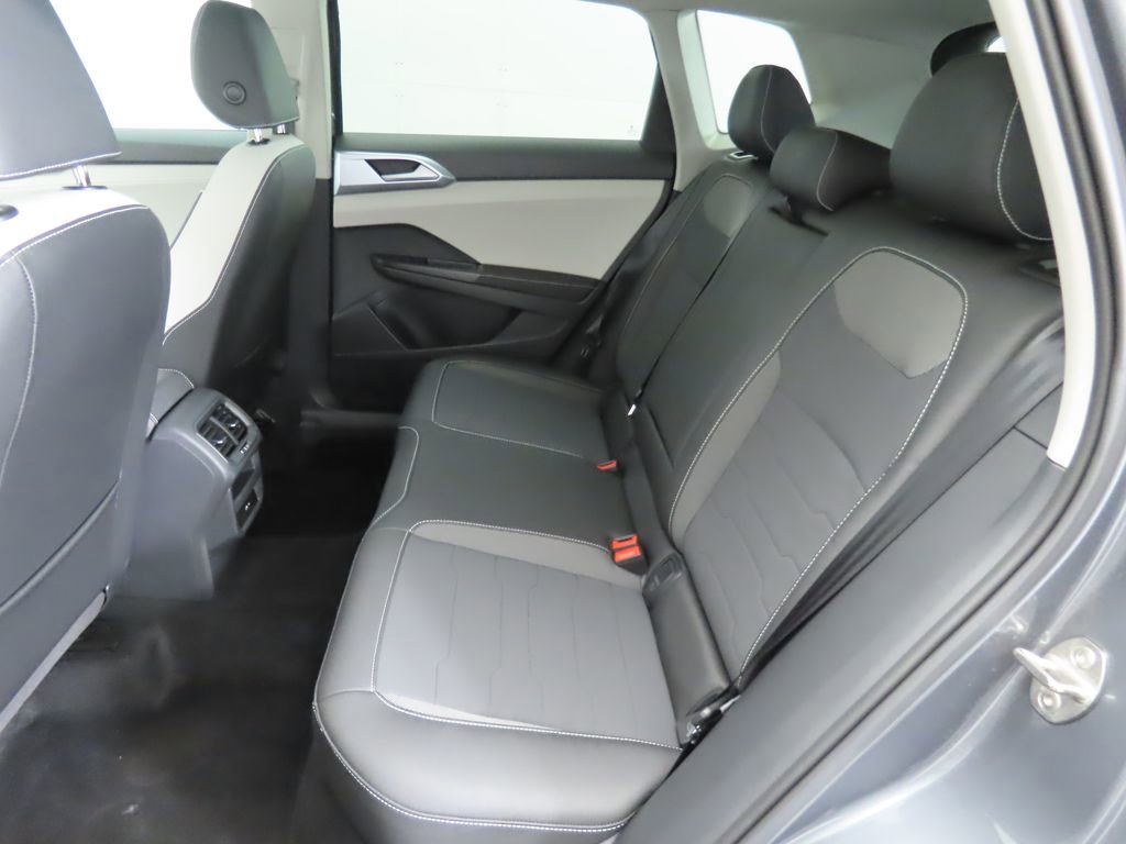 Used 2025 Volkswagen Taos SE w/ Panoramic Sunroof Package image 21