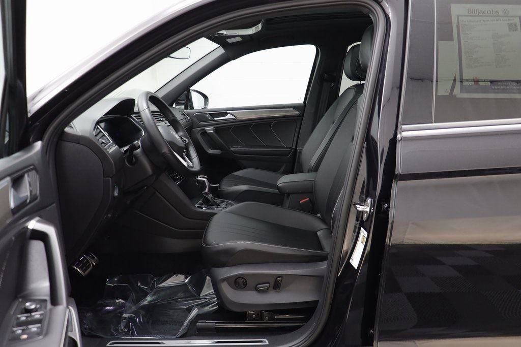 Certified 2024 Volkswagen Tiguan SE R-Line image 5
