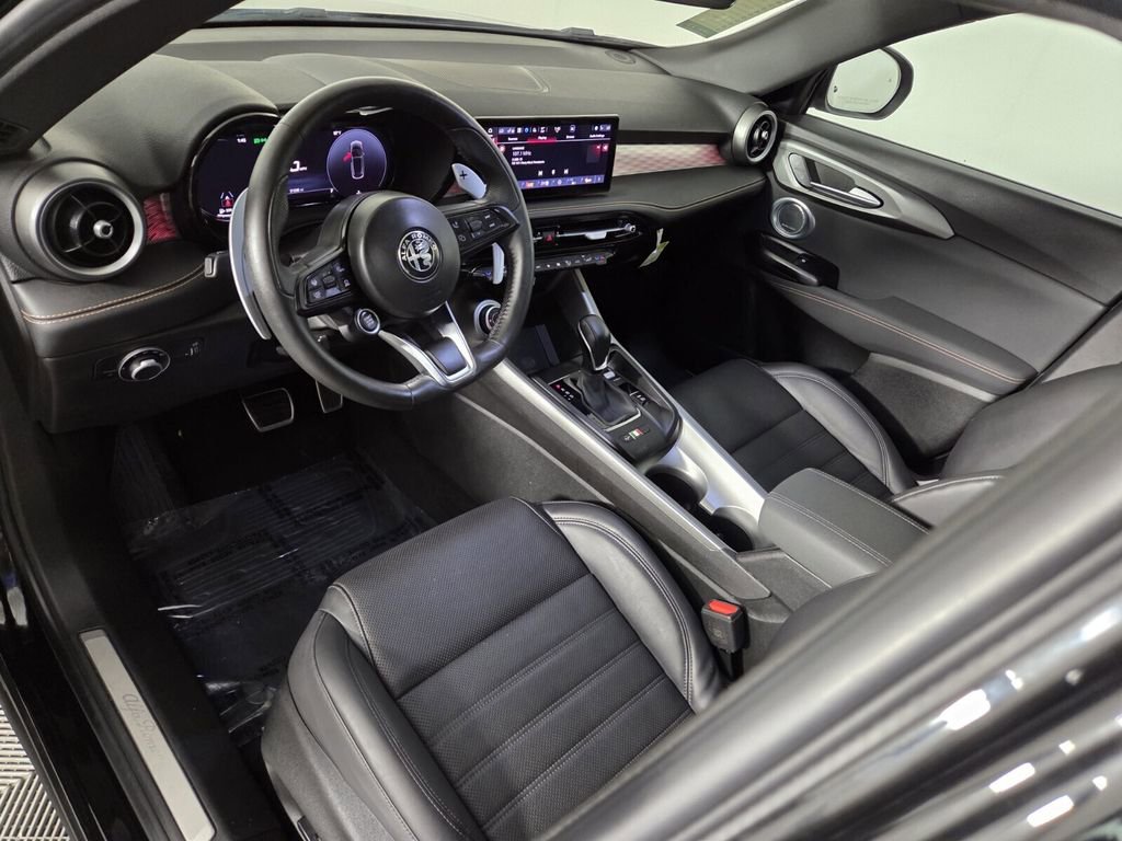 Used 2025 Alfa Romeo Tonale Veloce w/ Premium Package image 12