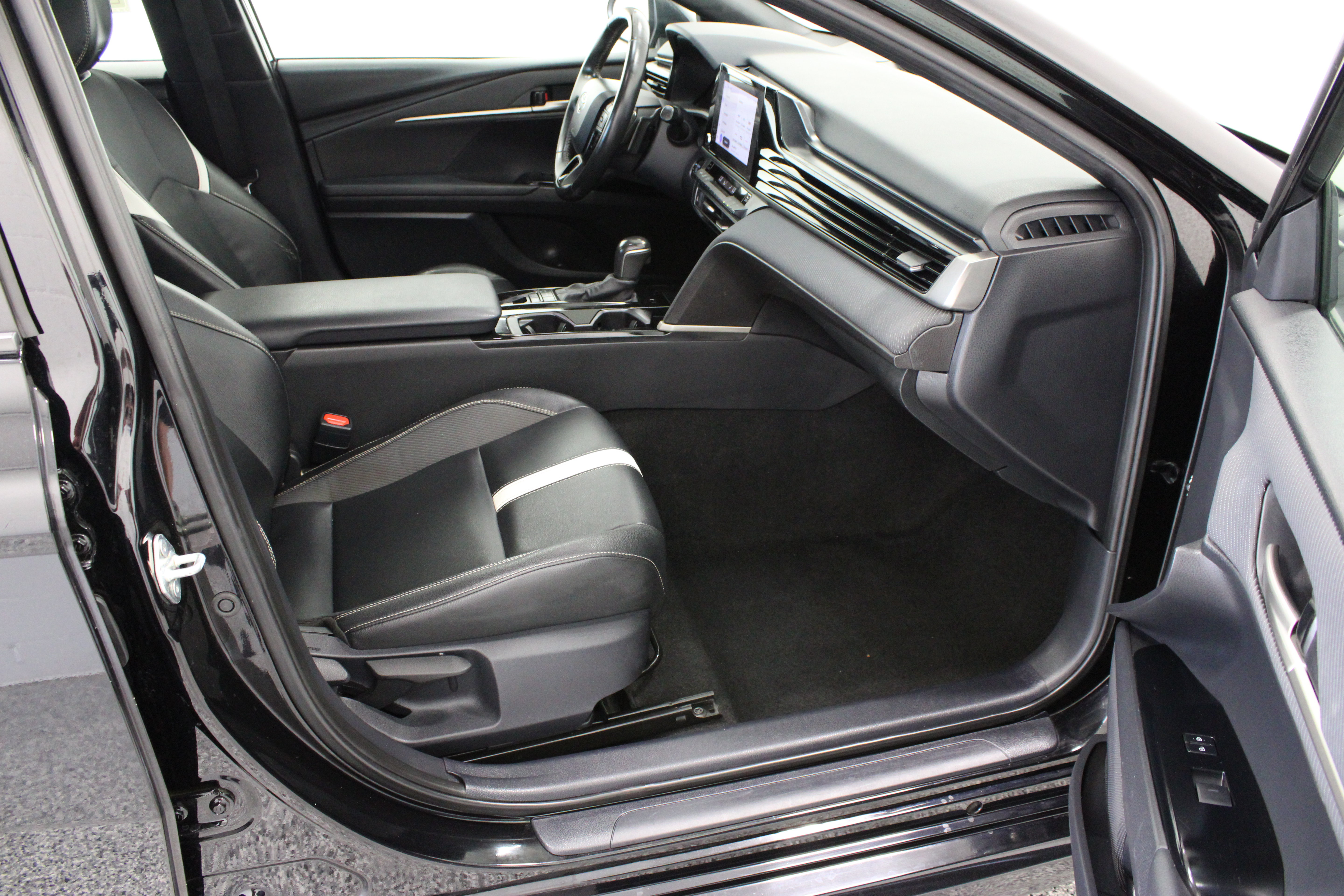Used 2025 Toyota Camry SE FWD image 36