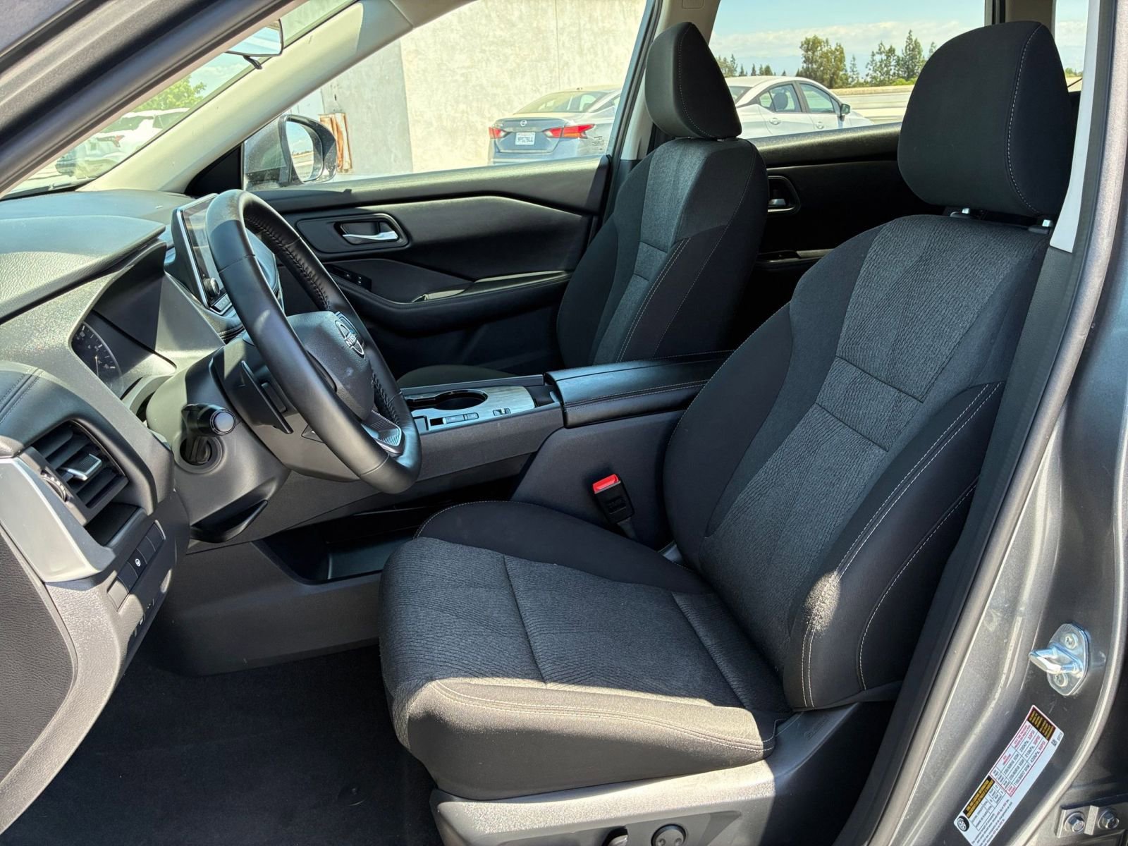 Used 2025 Nissan Rogue SV FWD image 29