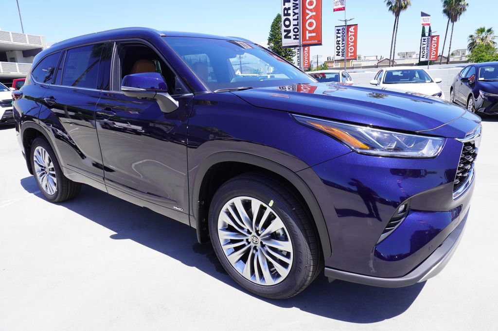 New 2026 Toyota Highlander Platinum image 3