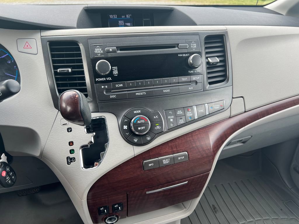 Used 2014 Toyota Sienna XLE FWD image 33
