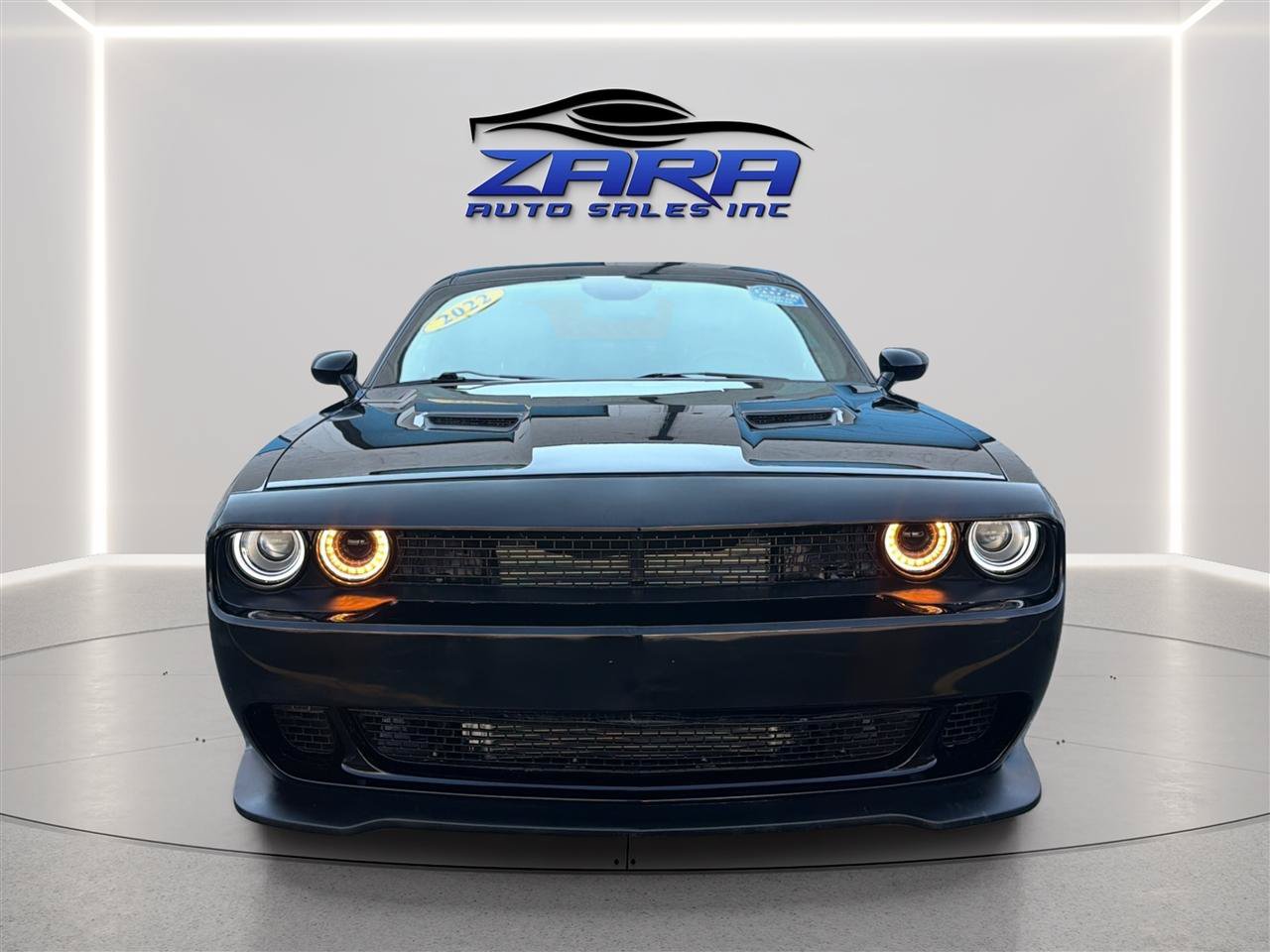 Used 2022 Dodge Challenger SXT RWD image 2