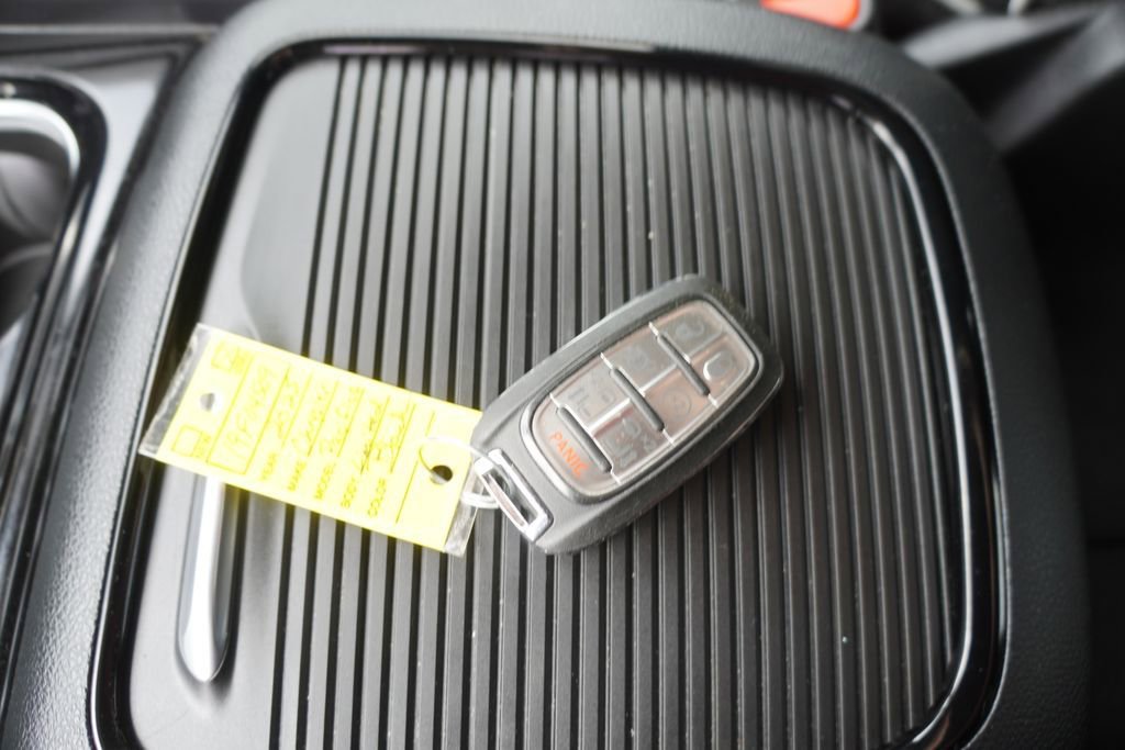 Used 2025 Chrysler Pacifica Limited image 2