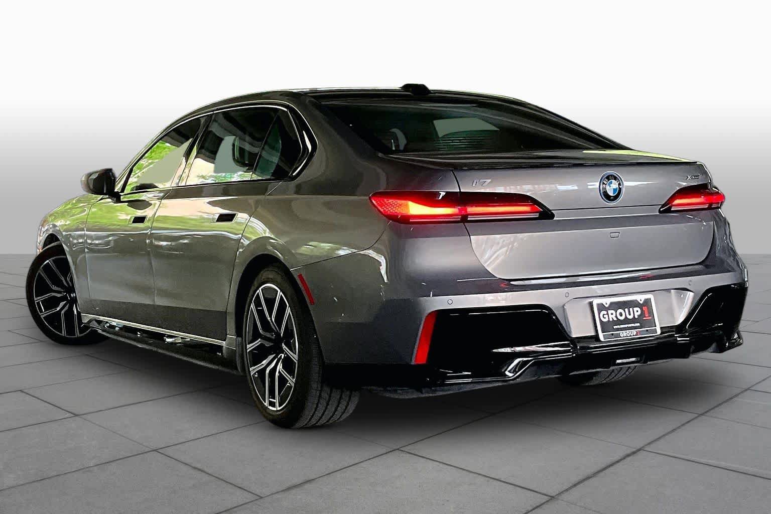 Used 2023 BMW i7 xDrive60 w/ Parking Assistance Package AWD/4WD image 11