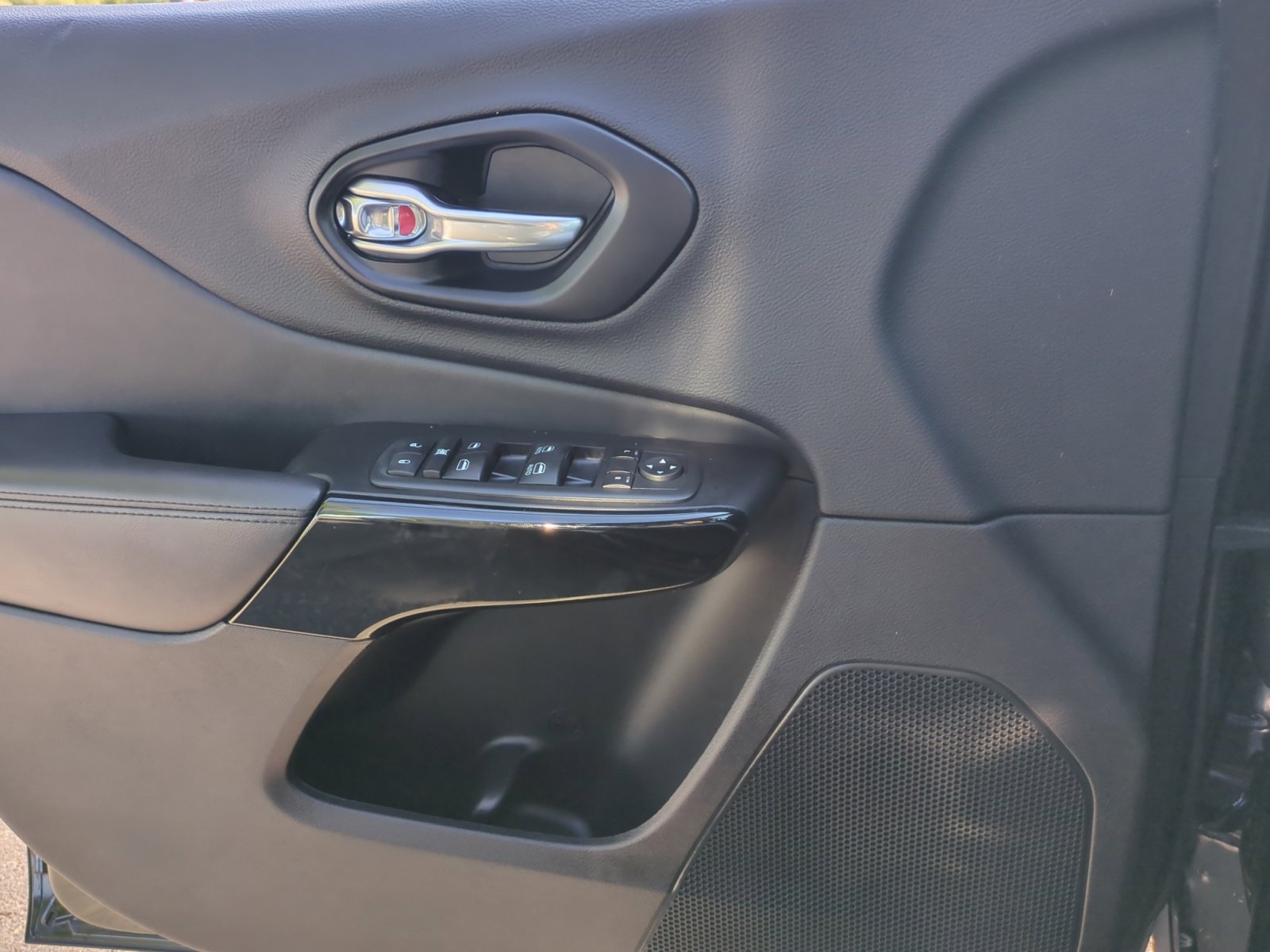 Used 2021 Jeep Cherokee Latitude Plus image 13