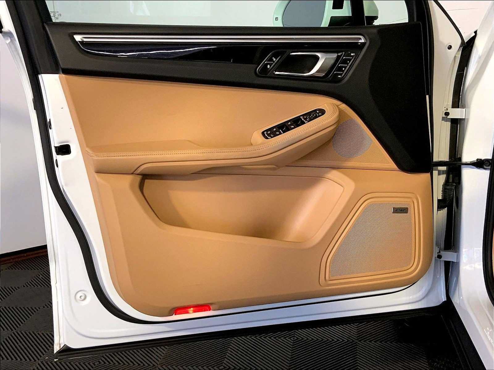 Certified 2018 Porsche Macan AWD/4WD image 25