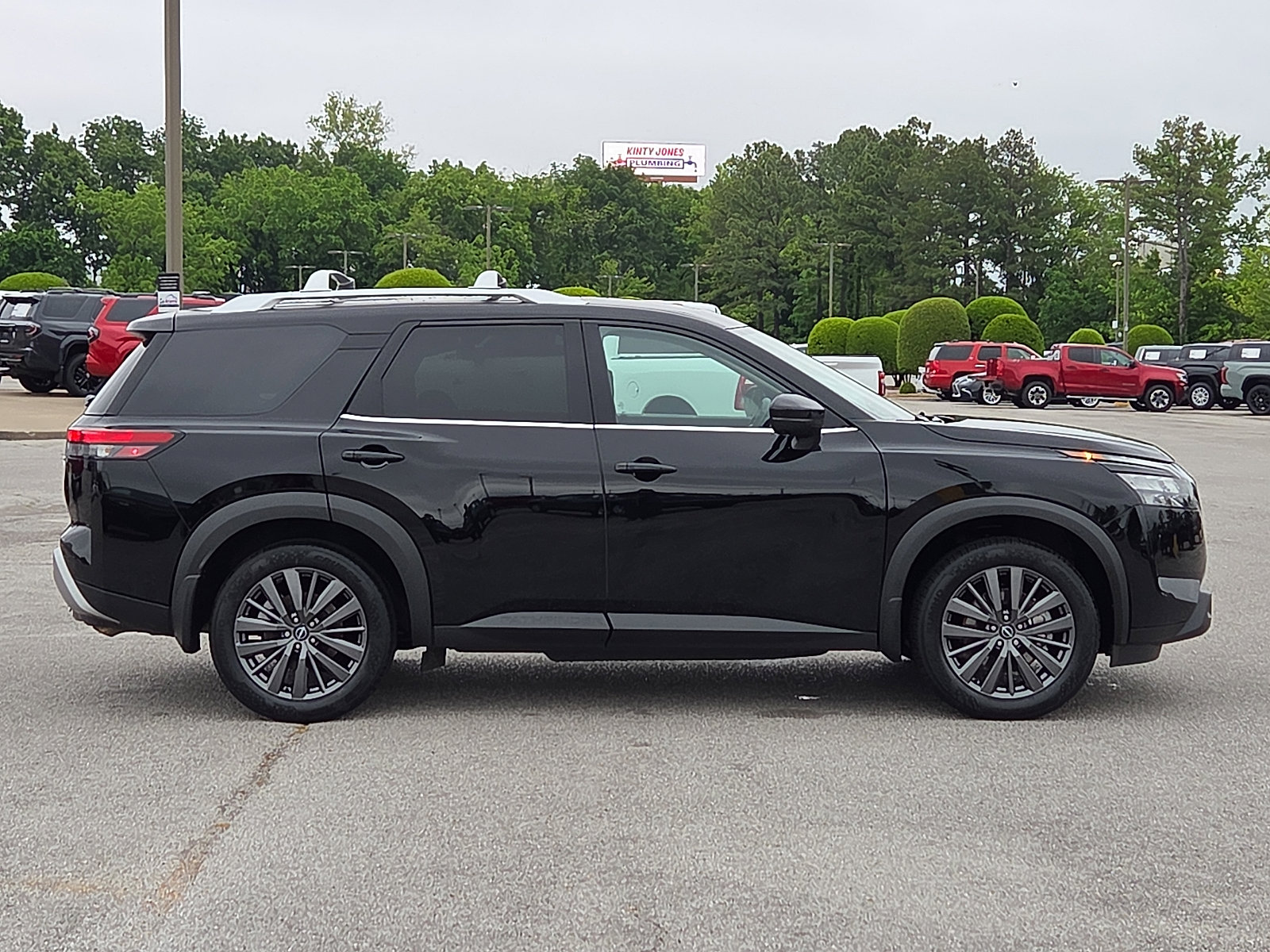 Used 2025 Nissan Pathfinder SL w/ SL Premium Package FWD image 6