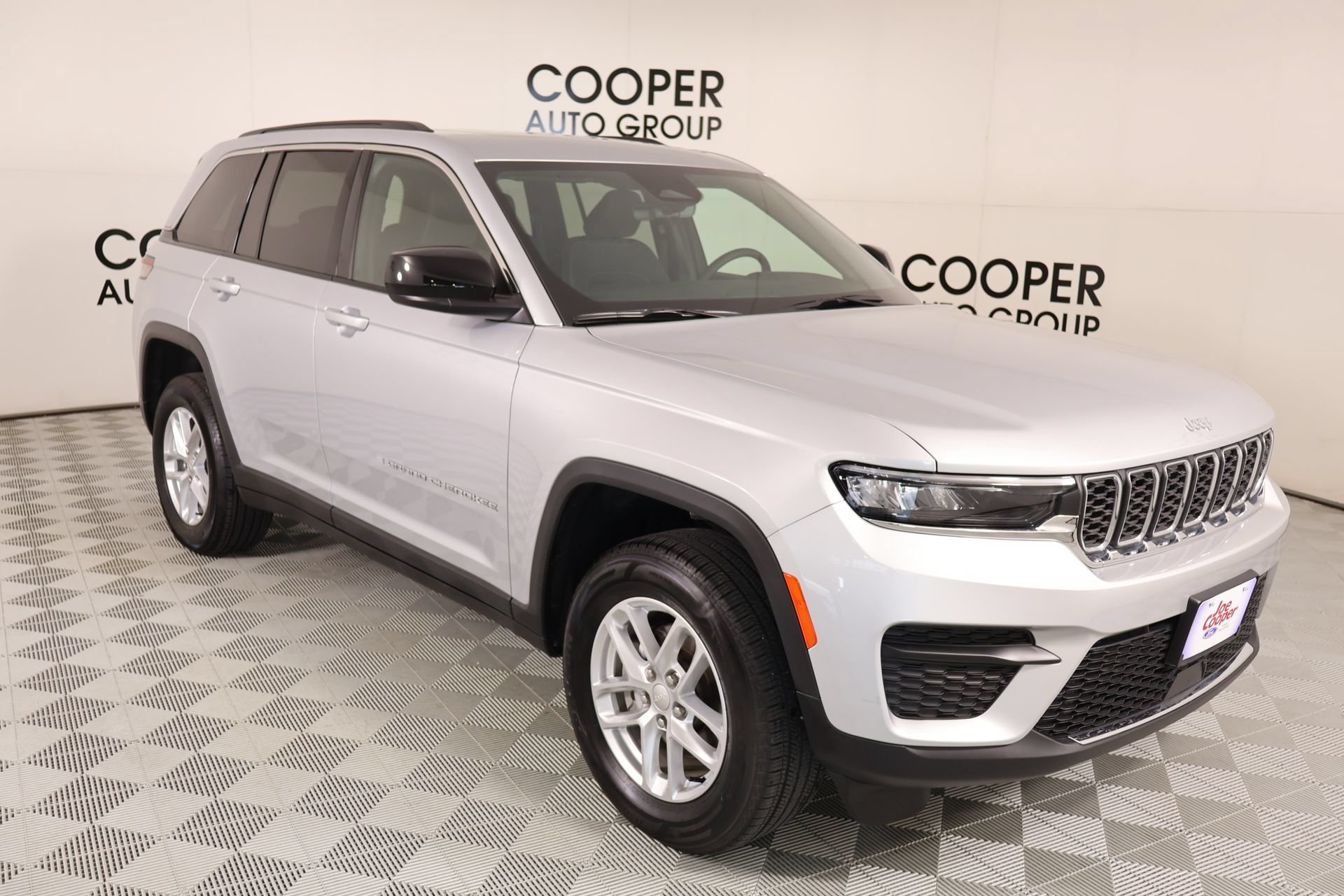 Used 2025 Jeep Grand Cherokee Laredo X RWD image 1