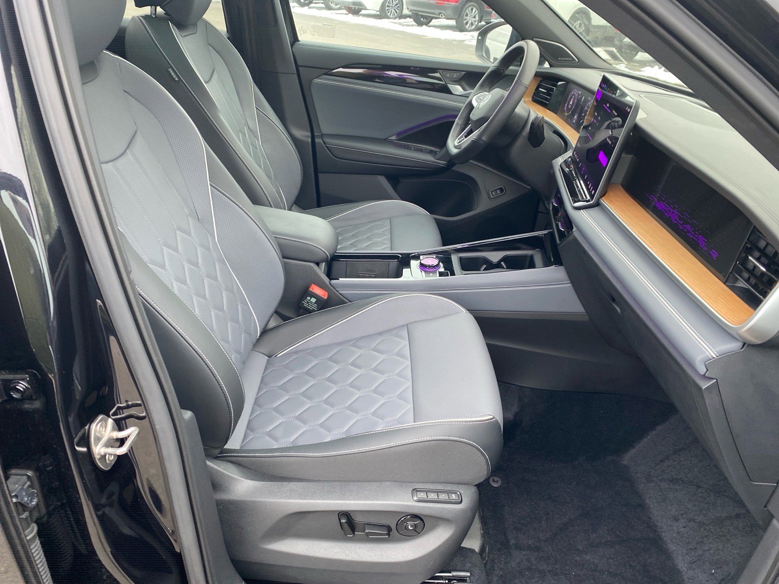 Used 2025 Volkswagen Tiguan SEL R-Line image 25