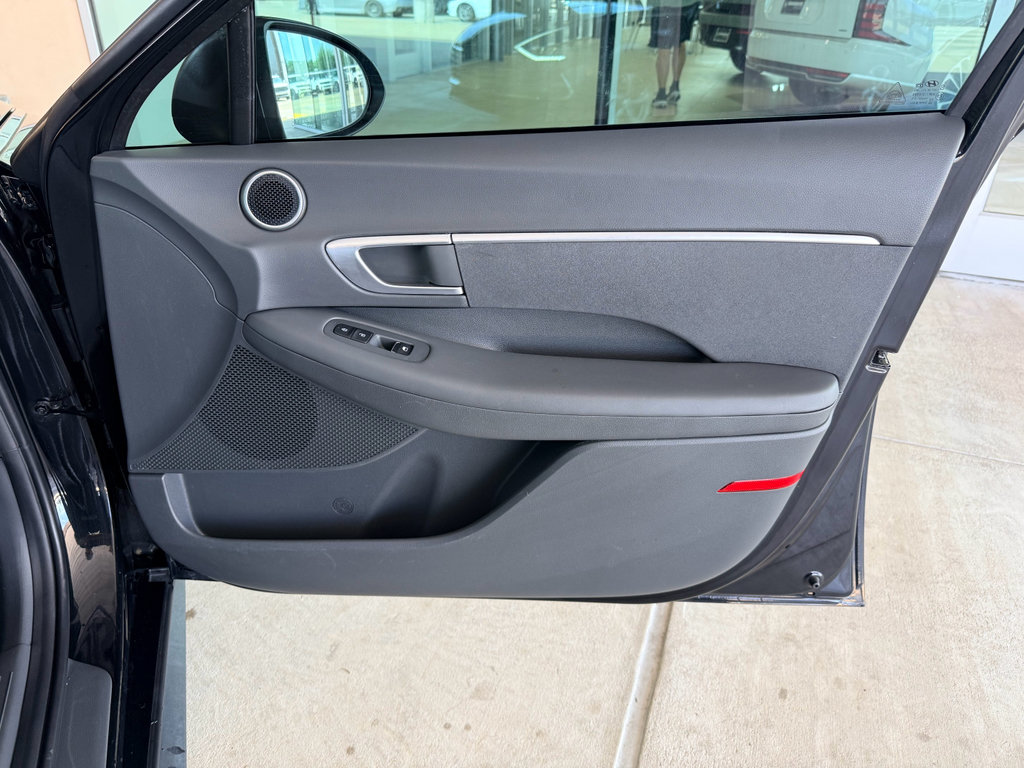 Used 2022 Hyundai Sonata SE w/ Cargo Package FWD image 12