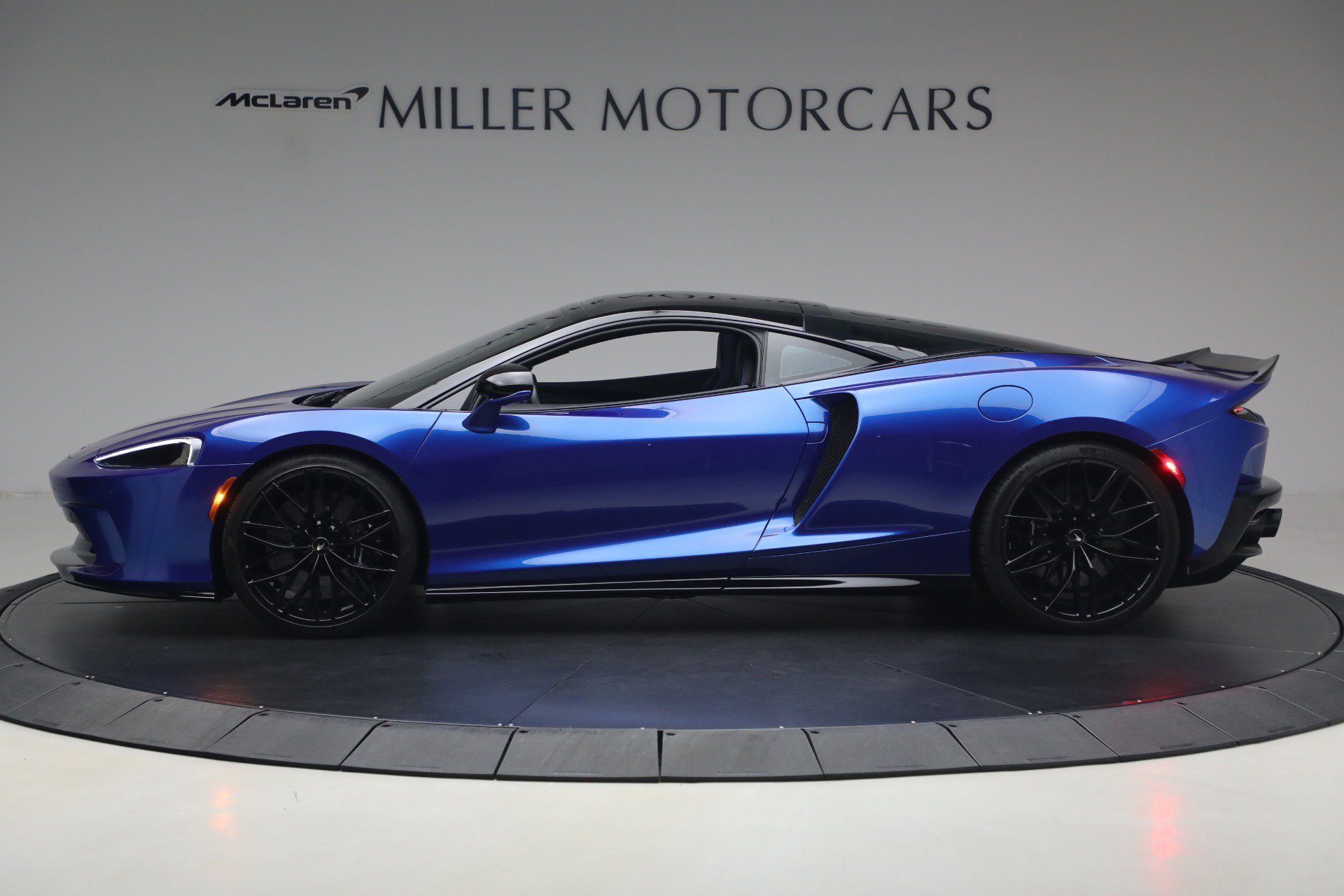 Used 2023 McLaren GT RWD image 3