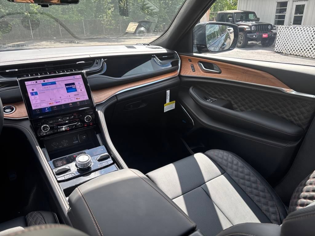New 2025 Jeep Grand Cherokee Summit image 13