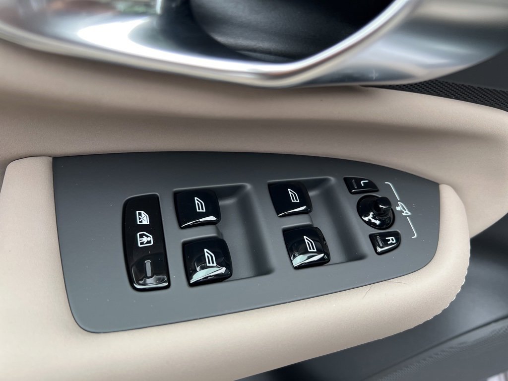 New 2026 Volvo XC90 B6 Plus w/ Protection Package Premier image 12