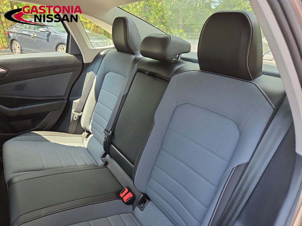Used 2025 Volkswagen Jetta SE FWD image 33