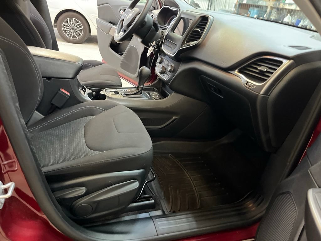 Used 2019 Jeep Cherokee Latitude w/ Popular Appearance Group FWD image 28