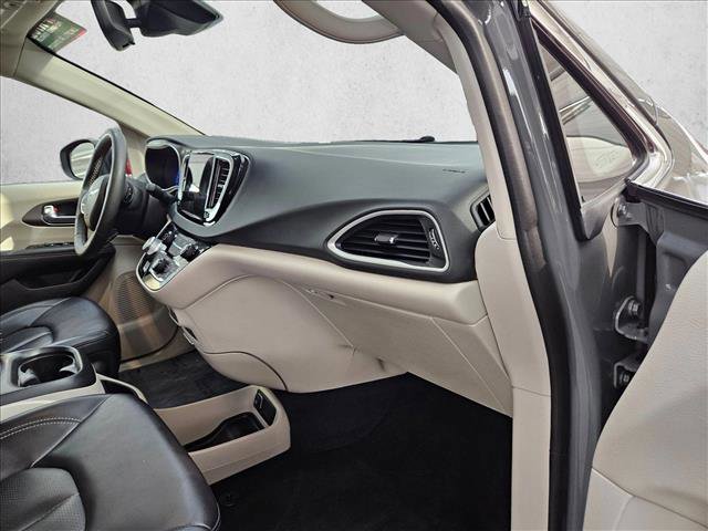 Used 2023 Chrysler Pacifica Touring-L FWD image 16