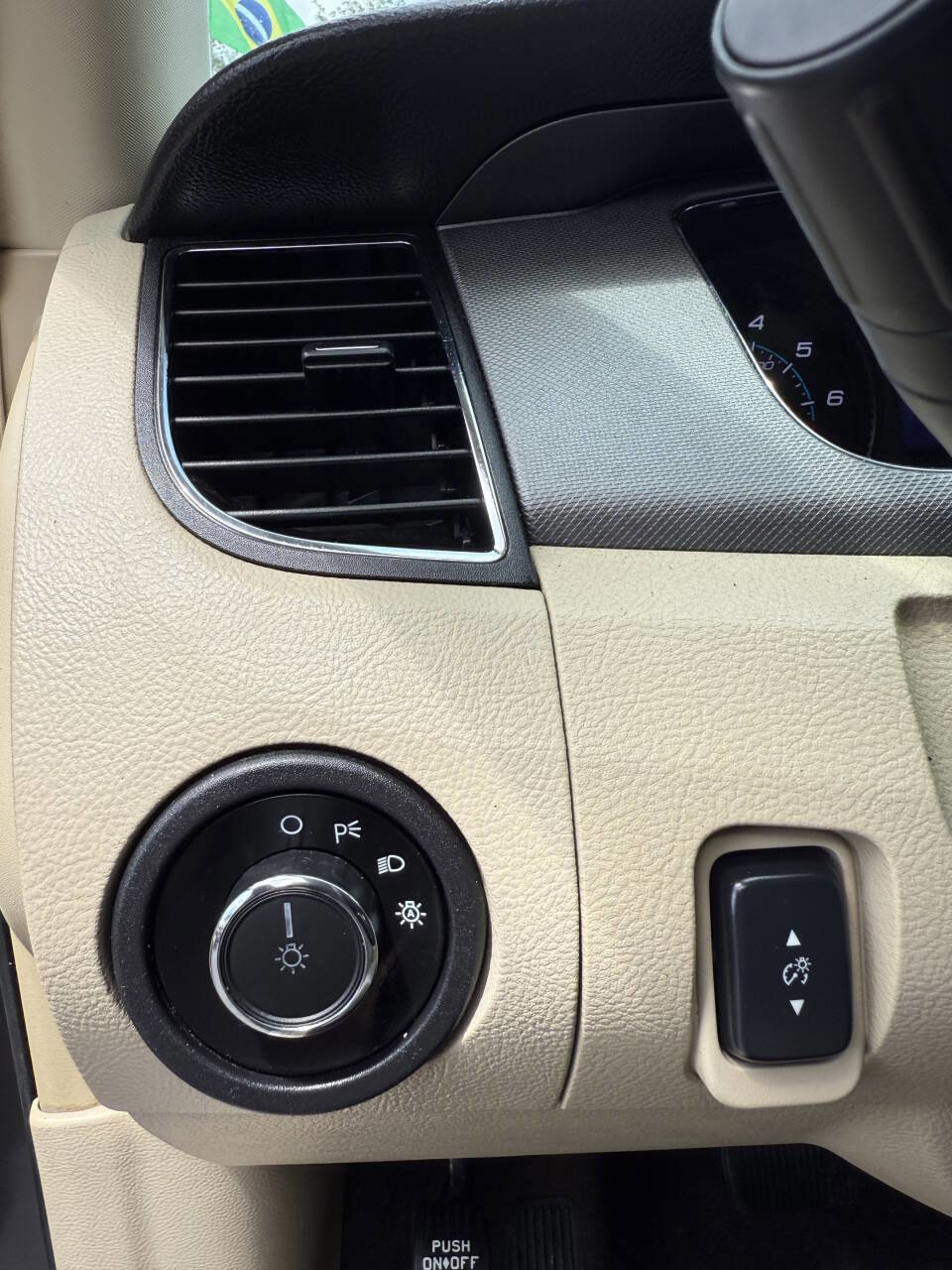 Used 2013 Ford Taurus SE image 25