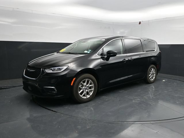 Used 2024 Chrysler Pacifica Touring-L FWD image 3