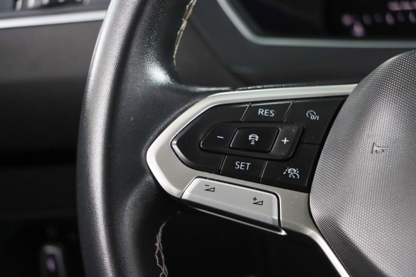 Used 2022 Volkswagen Tiguan SE AWD/4WD image 13