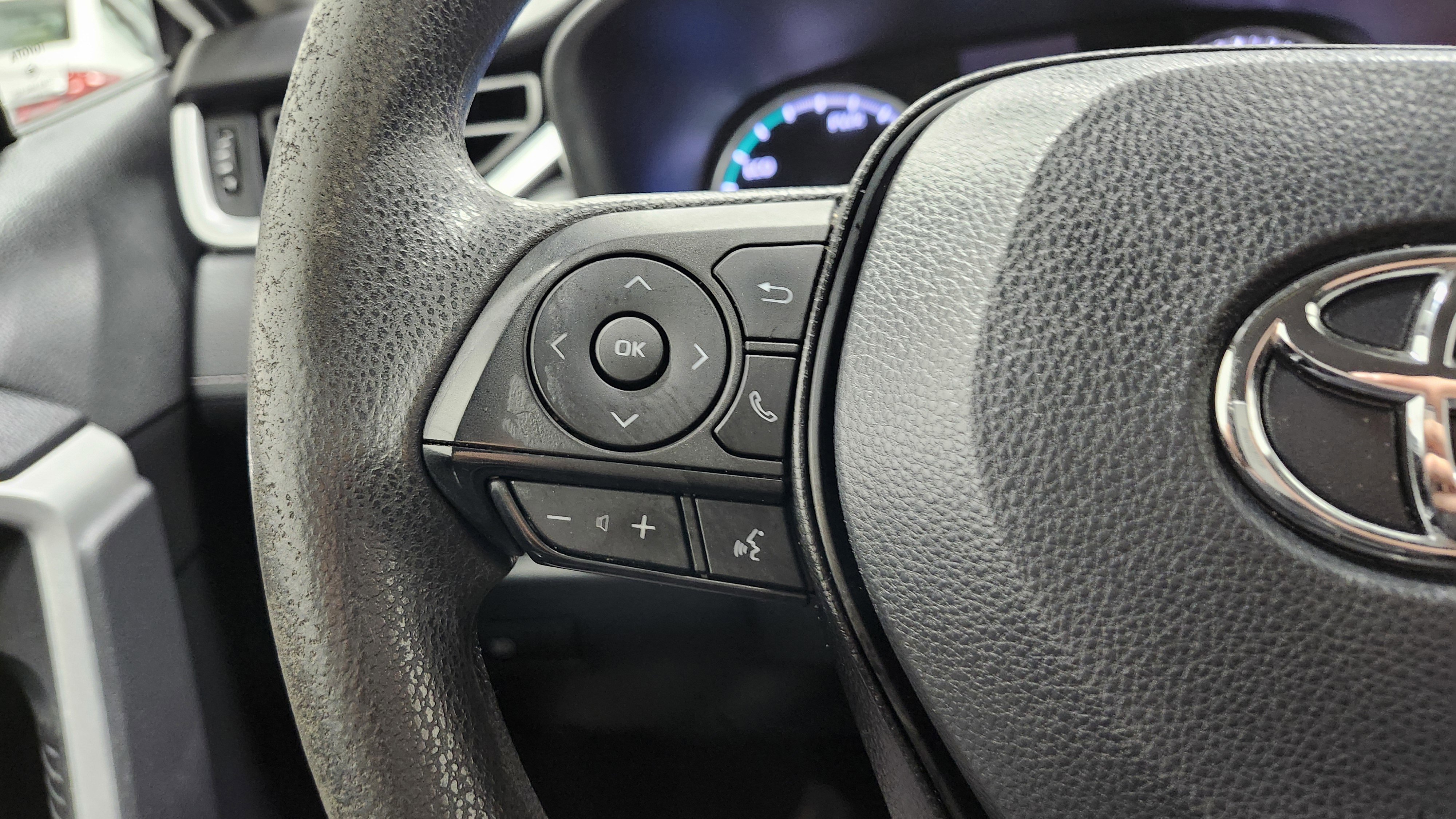 Used 2022 Toyota RAV4 LE image 32